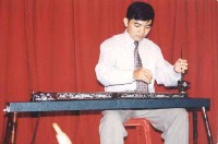 ベトナムの民族楽器、一弦琴ダンバウの演奏